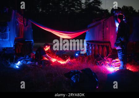 Hohenfels, Bayern, Allemagne. 16 septembre 2023. Les soldats de l'armée américaine, affectés au 1e bataillon du 4e régiment d'infanterie, se préparent à se reposer pendant la jonction 23 de Saber au centre multinational de préparation à la zone d'entraînement de Hohenfels, en Allemagne, le 16 septembre 2023. Saber Junction 23 est un exercice de rotation multinational conçu pour évaluer l'état de préparation du 2nd Cavalry Regiment de l'armée américaine pour exécuter des opérations terrestres unifiées dans un cadre conjoint, environnement combiné et promouvoir l'interopérabilité avec plus de 4 000 participants des États-Unis et des pays alliés et partenaires à Grafenwoeh de l'armée américaine Banque D'Images