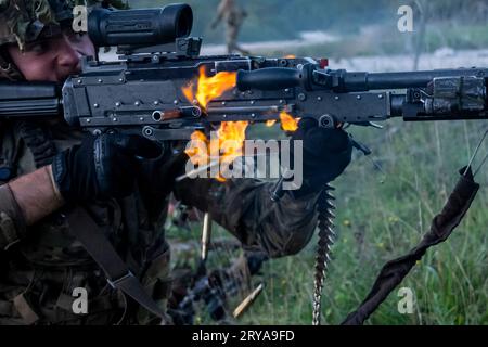 Hohenfels, Bayern, Allemagne. 15 septembre 2023. Les soldats de l'armée américaine du 2nd Cavalry Regiment s'engagent dans une bataille par balles avec les forces ennemies jouées par le 1st Battalion, 4th Infantry Regiment, lors de la jonction 23 de Saber au joint multinational Readiness Center près de Hohenfels, Allemagne, le 14 septembre 2023. L'exercice d'entraînement favorise la stabilité et la sécurité régionales, tout en augmentant l'état de préparation au combat. Saber Junction 23 est un exercice annuel de l’armée américaine avec les alliés et les partenaires de l’OTAN, dont 4 000 participants de 16 pays différents s’entraînent ensemble du 28 août au 23 septembre 2023. Le prim Banque D'Images