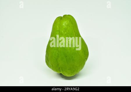 Fruit Chayote vert frais isolé sur fond blanc Banque D'Images