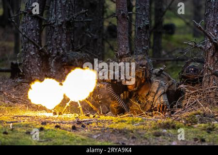 Camp Adazi, Lettonie. 23 septembre 2023. Les soldats de l’armée américaine affectés au 1e bataillon du 506e régiment d’infanterie Red Currahee 1e brigade de combat Team, 101e division aéroportée (assaut aérien), mènent des opérations offensives au cours de l’exercice Silver Arrow 2023 à Adazi, Lettonie, septembre 23. L’entraînement a permis aux soldats américains d’exécuter des tactiques réelles sur le champ de bataille aux côtés des alliés de l’OTAN du Canada, de l’Italie, de la Lettonie et de l’Espagne pour simuler un environnement de combat et renforcer l’interopérabilité. La mission de la 3e division d'infanterie en Europe est de s'engager dans des entraînements et des exercices multinationaux à travers le continent Banque D'Images