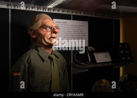 Une marionnette de l'ancien secrétaire à la Défense Michael Heseltine lors de l'avant-première de l'exposition Spitting image à la bibliothèque de l'Université de Cambridge. L'intégralité des archives de l'émission satirique Spitting image a été donnée à la bibliothèque de l'Université de Cambridge dans le cadre du programme gouvernemental de dons culturels. Les marionnettes du programme, dont celles de Margaret Thatcher, de la princesse Diana et de la reine mère, sont parmi les objets qui seront exposés dans une exposition gratuite à partir de samedi. Date de la photo : jeudi 28 septembre 2023. Banque D'Images