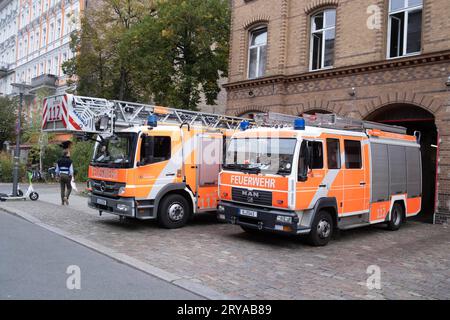 Drehleiter und ein Löschfahrzeug stehen vor der Feuerwache in Berlin-Prenzlauer Berg./échelle tournante et stand de pompiers devant la caserne de pompiers de Berlin-Prenzlauer Berg. Berliner Feuerwehr *** échelle tournante et un stand de pompiers devant la caserne de pompiers de Berlin Prenzlauer Berg Berlin Fire Brigade snph202309298520.jpg crédit : Imago/Alamy Live News Banque D'Images