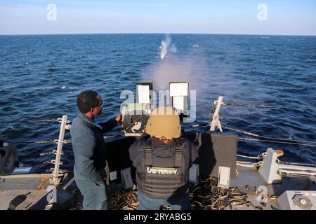 Mer Baltique. 22 septembre 2023. Technicien en systèmes d'information de 3e classe Domenica Scott, affecté au destroyer à missiles guidés de classe Arleigh Burke USS Paul Ignatius (DDG 117), tire une mitrailleuse de calibre M2HB .50 alors que Gunners Mate de 1e classe Terrance Davis-Harris agit comme entraîneur de ligne lors d'un tir de qualification, le 22 septembre 2023. Paul Ignatius est sur un déploiement programmé dans la zone d'opérations des forces navales américaines en Europe, employé par la 6e flotte américaine pour défendre les intérêts américains, alliés et partenaires. Crédit : U.S. Navy/ZUMA Press Wire/ZUMAPRESS.com/Alamy Live News Banque D'Images