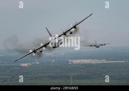 RD Air base, Pologne, Pologne. 12 septembre 2023. Les avions C-130J Super Hercules de l'US Air Force, du 37th Airlift Squadron, Ramstein Air base, Allemagne, volent dans une formation de trois avions avec la 182nd Airlift Wing, Illinois Air National Guard, de la 33rd Air base, Pologne pendant la rotation 23-4, le 12 septembre 2023. Des membres de la 86e Escadre de transport aérien, de la 435e Escadre des opérations aériennes au sol et de la 182e AW, de la Garde nationale aérienne de l'Illinois, déployés en Pologne pour soutenir la rotation 23-4. Crédit : U.S. Air Force/ZUMA Press Wire/ZUMAPRESS.com/Alamy Live News Banque D'Images