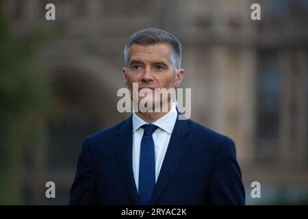 Londres, Angleterre, Royaume-Uni. 30 septembre 2023. Le secrétaire d'État aux Transports MARK HARPER est vu à Westminster donner une interview alors que les travailleurs de 16 compagnies ferroviaires à travers l'Angleterre font grève pour cibler la conférence du Parti conservateur à Manchester. (Image de crédit : © Tayfun Salci/ZUMA Press Wire) USAGE ÉDITORIAL SEULEMENT! Non destiné à UN USAGE commercial ! Banque D'Images