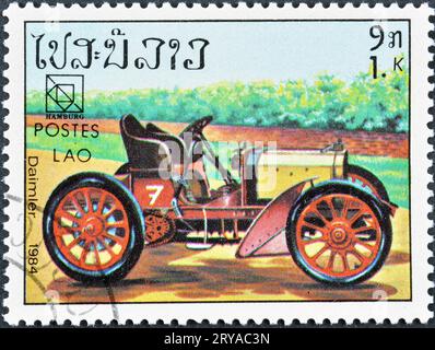 Timbre-poste annulé imprimé par le Laos, qui montre Daimler, U.P.U. (Union postale universelle), 19e Congrès, Hambourg, vers 1984. Banque D'Images
