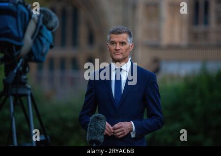 Londres, Angleterre, Royaume-Uni. 30 septembre 2023. Le secrétaire d'État aux Transports MARK HARPER est vu à Westminster donner une interview alors que les travailleurs de 16 compagnies ferroviaires à travers l'Angleterre font grève pour cibler la conférence du Parti conservateur à Manchester. (Image de crédit : © Tayfun Salci/ZUMA Press Wire) USAGE ÉDITORIAL SEULEMENT! Non destiné à UN USAGE commercial ! Banque D'Images