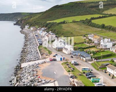 vue aérienne de la belle petite plage à beesands sur la côte sud du devon Banque D'Images