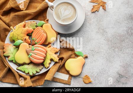 Biscuits maison multicolores d'automne et tasse de café sur fond de béton. Banque D'Images