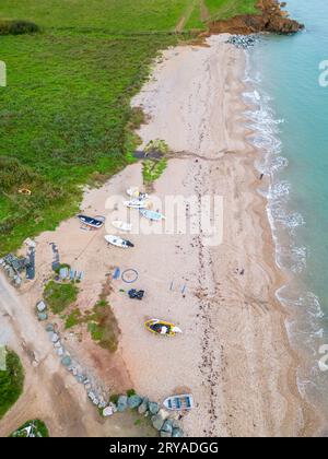 vue aérienne de la belle petite plage à beesands sur la côte sud du devon Banque D'Images