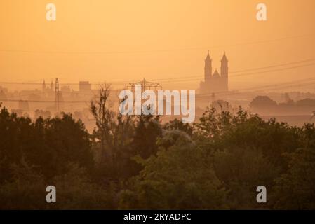 La cathédrale de Magdebourg se lève à l'horizon à la lumière du soleil levant, Magdebourg, Allemagne Banque D'Images