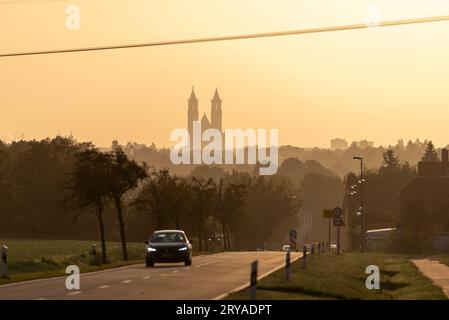 La cathédrale de Magdebourg se lève à l'horizon à la lumière du soleil levant, Magdebourg, Allemagne Banque D'Images