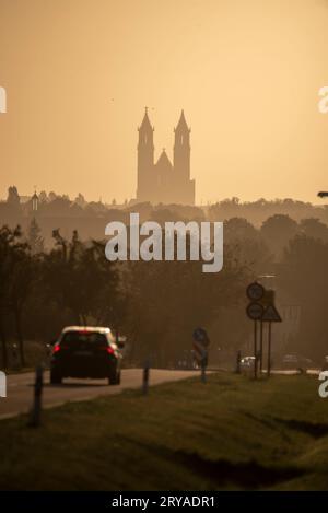 La cathédrale de Magdebourg se lève à l'horizon à la lumière du soleil levant, Magdebourg, Allemagne Banque D'Images