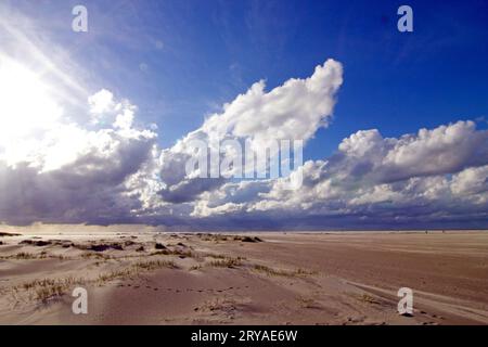 Borkum : Wolken über dem weitläufigen Strand * nuages de tempête lointaine sur la vaste plage de la mer du Nord sur l'île de Borkum Banque D'Images