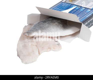 Du poisson congelé dans une boîte en carton sur une surface blanche Banque D'Images