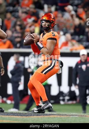 Reser Stadium, Corvallis, OREGON, États-Unis. 29 septembre 2023. DJ Uiagalelei (5), quarterback des Beavers de l'Oregon State Beavers, a l'air profond de passer pendant le match de football de la NCAA entre les Utes de l'Utah et les Beavers de l'Oregon au Reser Stadium, Corvallis, OREGON. Larry C. Lawson/CSM/Alamy Live News Banque D'Images