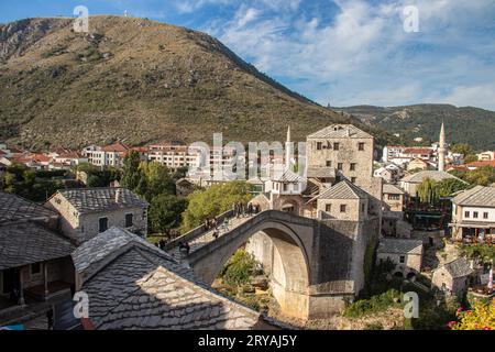 Vue de Stari Most (vieux pont) dans le village de Mostar avec la rivière Neretva, Bosnie-Herzégovine, pont ottoman du 16e siècle dans la ville de Mostar Banque D'Images