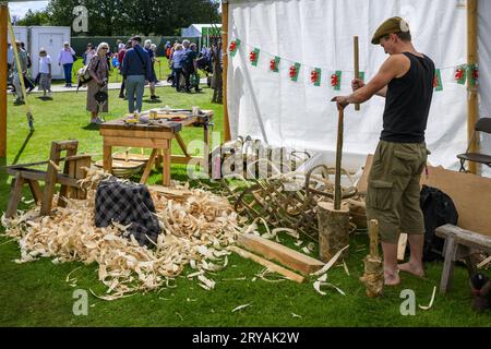 Homme démontrant l'artisanat de fabrication de trugs (menuiserie qualifiée) - Woodland Skills Centre, RHS Flower Show Tatton Park 2023, Cheshire Angleterre Royaume-Uni. Banque D'Images