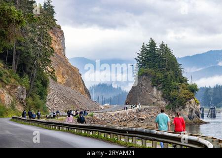 Touristes sur le Hoonah Veterans Memorial Sea Walk 'le tunnel' - Icy Strait point, Hoonah, Alaska, États-Unis Banque D'Images