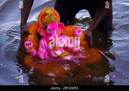 Ajmer, Inde. 30 septembre 2023. Les dévots hindous indiens prennent part à l'immersion des idoles du Dieu hindou Ganesh à tête d'éléphant lors du dernier jour de la célébration du festival 'Ganesh Chaturthi' à Ajmer, Rajasthan, Inde le 28 septembre 2023. Photo de ABACAPRESS.COM crédit : Abaca Press/Alamy Live News Banque D'Images