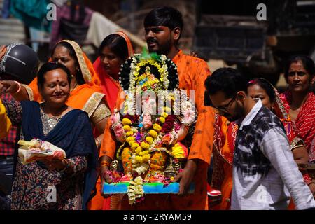 Ajmer, Inde. 30 septembre 2023. Les dévots hindous indiens prennent part à l'immersion des idoles du Dieu hindou Ganesh à tête d'éléphant lors du dernier jour de la célébration du festival 'Ganesh Chaturthi' à Ajmer, Rajasthan, Inde le 28 septembre 2023. Photo de ABACAPRESS.COM crédit : Abaca Press/Alamy Live News Banque D'Images