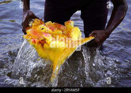 Ajmer, Inde. 30 septembre 2023. Les dévots hindous indiens prennent part à l'immersion des idoles du Dieu hindou Ganesh à tête d'éléphant lors du dernier jour de la célébration du festival 'Ganesh Chaturthi' à Ajmer, Rajasthan, Inde le 28 septembre 2023. Photo de ABACAPRESS.COM crédit : Abaca Press/Alamy Live News Banque D'Images