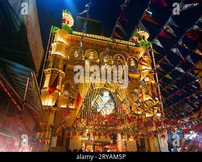 Ajmer, Inde. 30 septembre 2023. Vue du sanctuaire illuminé du saint Soufi Hazrat Khwaja Moinuddin Chishti avant le festival Eid-e-Milad-un-Nabi à Ajmer, Rajasthan, Inde, le 27 septembre 2023. Photo de ABACAPRESS.COM crédit : Abaca Press/Alamy Live News Banque D'Images