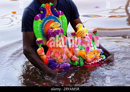 Ajmer, Inde. 30 septembre 2023. Les dévots hindous indiens prennent part à l'immersion des idoles du Dieu hindou Ganesh à tête d'éléphant lors du dernier jour de la célébration du festival 'Ganesh Chaturthi' à Ajmer, Rajasthan, Inde le 28 septembre 2023. Photo de ABACAPRESS.COM crédit : Abaca Press/Alamy Live News Banque D'Images
