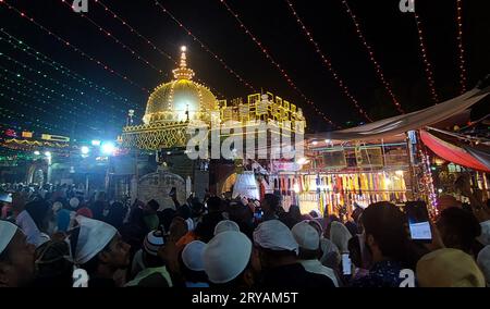 Ajmer, Inde. 30 septembre 2023. Vue du sanctuaire illuminé du saint Soufi Hazrat Khwaja Moinuddin Chishti avant le festival Eid-e-Milad-un-Nabi à Ajmer, Rajasthan, Inde, le 27 septembre 2023. Photo de ABACAPRESS.COM crédit : Abaca Press/Alamy Live News Banque D'Images