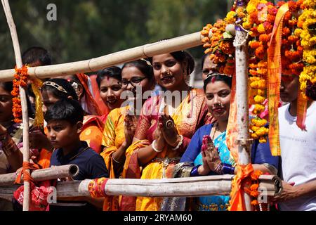 Ajmer, Inde. 30 septembre 2023. Les dévots hindous indiens prennent part à l'immersion des idoles du Dieu hindou Ganesh à tête d'éléphant lors du dernier jour de la célébration du festival 'Ganesh Chaturthi' à Ajmer, Rajasthan, Inde le 28 septembre 2023. Photo de ABACAPRESS.COM crédit : Abaca Press/Alamy Live News Banque D'Images