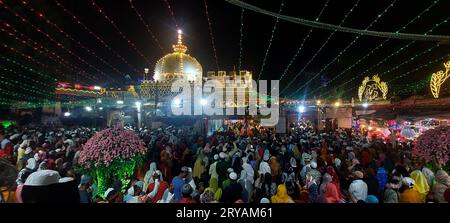 Ajmer, Inde. 30 septembre 2023. Vue du sanctuaire illuminé du saint Soufi Hazrat Khwaja Moinuddin Chishti avant le festival Eid-e-Milad-un-Nabi à Ajmer, Rajasthan, Inde, le 27 septembre 2023. Photo de ABACAPRESS.COM crédit : Abaca Press/Alamy Live News Banque D'Images