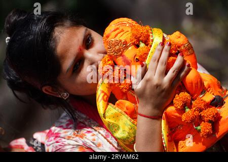 Ajmer, Inde. 30 septembre 2023. Les dévots hindous indiens prennent part à l'immersion des idoles du Dieu hindou Ganesh à tête d'éléphant lors du dernier jour de la célébration du festival 'Ganesh Chaturthi' à Ajmer, Rajasthan, Inde le 28 septembre 2023. Photo de ABACAPRESS.COM crédit : Abaca Press/Alamy Live News Banque D'Images