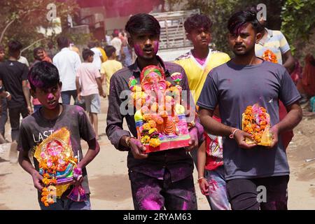 Ajmer, Inde. 30 septembre 2023. Les dévots hindous indiens prennent part à l'immersion des idoles du Dieu hindou Ganesh à tête d'éléphant lors du dernier jour de la célébration du festival 'Ganesh Chaturthi' à Ajmer, Rajasthan, Inde le 28 septembre 2023. Photo de ABACAPRESS.COM crédit : Abaca Press/Alamy Live News Banque D'Images
