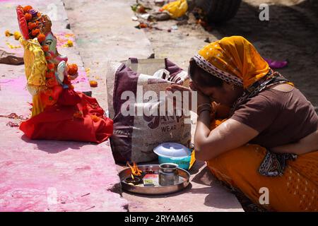 Ajmer, Inde. 30 septembre 2023. Les dévots hindous indiens prennent part à l'immersion des idoles du Dieu hindou Ganesh à tête d'éléphant lors du dernier jour de la célébration du festival 'Ganesh Chaturthi' à Ajmer, Rajasthan, Inde le 28 septembre 2023. Photo de ABACAPRESS.COM crédit : Abaca Press/Alamy Live News Banque D'Images