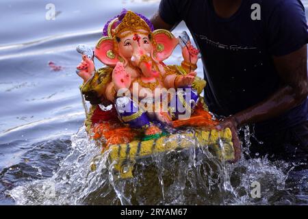 Ajmer, Inde. 30 septembre 2023. Les dévots hindous indiens prennent part à l'immersion des idoles du Dieu hindou Ganesh à tête d'éléphant lors du dernier jour de la célébration du festival 'Ganesh Chaturthi' à Ajmer, Rajasthan, Inde le 28 septembre 2023. Photo de ABACAPRESS.COM crédit : Abaca Press/Alamy Live News Banque D'Images