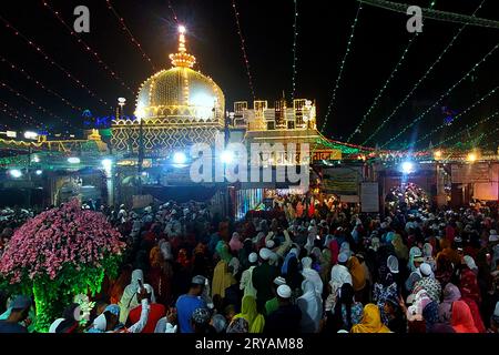 Ajmer, Inde. 30 septembre 2023. Vue du sanctuaire illuminé du saint Soufi Hazrat Khwaja Moinuddin Chishti avant le festival Eid-e-Milad-un-Nabi à Ajmer, Rajasthan, Inde, le 27 septembre 2023. Photo de ABACAPRESS.COM crédit : Abaca Press/Alamy Live News Banque D'Images