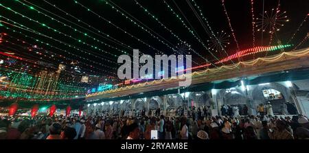 Ajmer, Inde. 30 septembre 2023. Vue du sanctuaire illuminé du saint Soufi Hazrat Khwaja Moinuddin Chishti avant le festival Eid-e-Milad-un-Nabi à Ajmer, Rajasthan, Inde, le 27 septembre 2023. Photo de ABACAPRESS.COM crédit : Abaca Press/Alamy Live News Banque D'Images