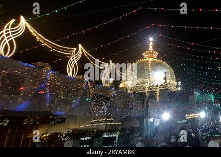 Ajmer, Inde. 30 septembre 2023. Vue du sanctuaire illuminé du saint Soufi Hazrat Khwaja Moinuddin Chishti avant le festival Eid-e-Milad-un-Nabi à Ajmer, Rajasthan, Inde, le 27 septembre 2023. Photo de ABACAPRESS.COM crédit : Abaca Press/Alamy Live News Banque D'Images