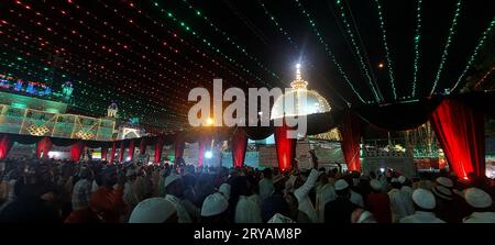 Ajmer, Inde. 30 septembre 2023. Vue du sanctuaire illuminé du saint Soufi Hazrat Khwaja Moinuddin Chishti avant le festival Eid-e-Milad-un-Nabi à Ajmer, Rajasthan, Inde, le 27 septembre 2023. Photo de ABACAPRESS.COM crédit : Abaca Press/Alamy Live News Banque D'Images