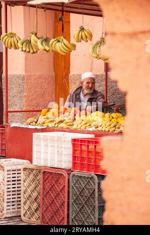 Homme vendant des bananes sur le marché stand Marrakech au Maroc Mars 2012 Banque D'Images