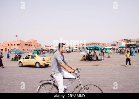 Vue au niveau du sol de la place Jemaa el-Fnaa Marrakech Maroc Mars 2012 Banque D'Images