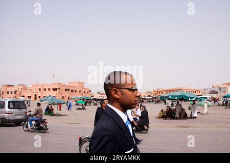 Vue au niveau du sol de la place Jemaa el-Fnaa Marrakech Maroc Mars 2012 Banque D'Images