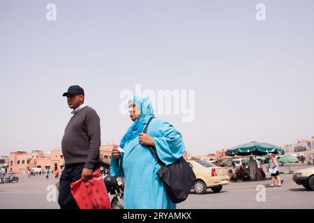 Vue au niveau du sol de la place Jemaa el-Fnaa Marrakech Maroc Mars 2012 Banque D'Images