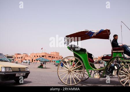 Vue au niveau du sol de la place Jemaa el-Fnaa Marrakech Maroc Mars 2012 Banque D'Images