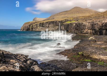 La cascade de Molin Beach sur Streymoy près du village de Eiði, dans les îles Féroé Banque D'Images