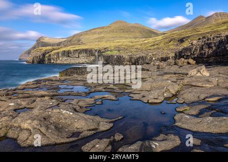 La cascade de Molin Beach sur Streymoy près du village de Eiði, dans les îles Féroé Banque D'Images