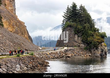 Touristes sur le Hoonah Veterans Memorial Sea Walk 'le tunnel' - Icy Strait point, Hoonah, Alaska, États-Unis Banque D'Images