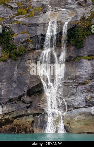 Chute d'eau dans le fjord de Tracy Arm près de Juneau, Alaska, États-Unis Banque D'Images