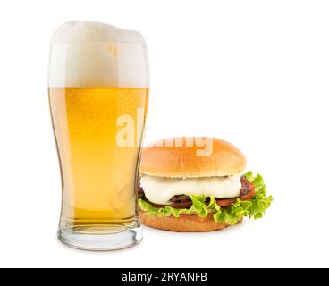 Pinte de bière lager avec hamburger classique sur fond blanc. Banque D'Images