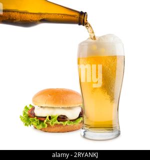 Pinte de bière lager avec hamburger classique sur fond blanc. Banque D'Images